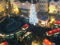 Piazza Venceslao con l'albero di Natale e le bancarelle, la sera di capodanno
