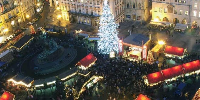 Piazza Venceslao con l'albero di Natale e le bancarelle, la sera di capodanno