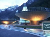 Aqua Dome (Tirolo): le avveniristiche piscine esterne sospese