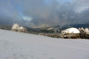 Il rifugio CAI Citta di Forli nel Casentino, dopo una nevicata