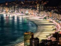 Rio, Brasile, la spiaggia di Copacabana a Capodanno