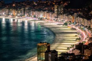 Rio, Brasile, la spiaggia di Copacabana a Capodanno
