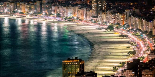 Rio, Brasile, la spiaggia di Copacabana a Capodanno