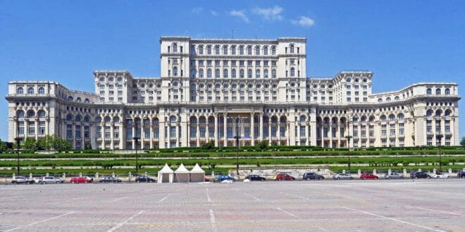 Capodanno a Bucarest, il palazzo del Parlamento.