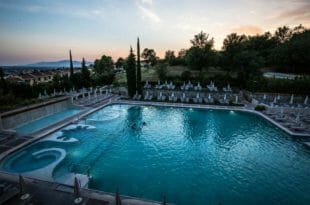 Capodanno a Grotta Giusti: festeggiare in piscina