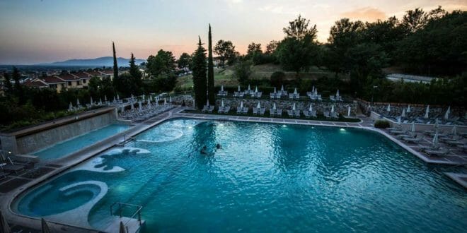 Capodanno a Grotta Giusti: festeggiare in piscina